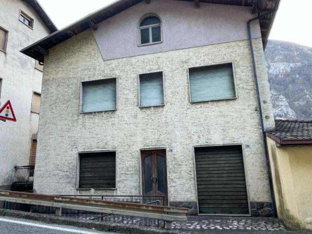 Villa Indipendente in vendita a Lenna, Bergamo