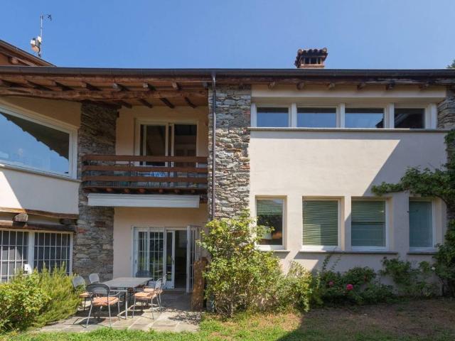 Villa Indipendente in vendita a Comnago, Lesa