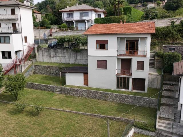 Villa Indipendente in vendita a Comnago, Lesa