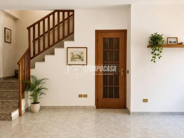 Villa Indipendente in vendita a Lomagna, Lombardia