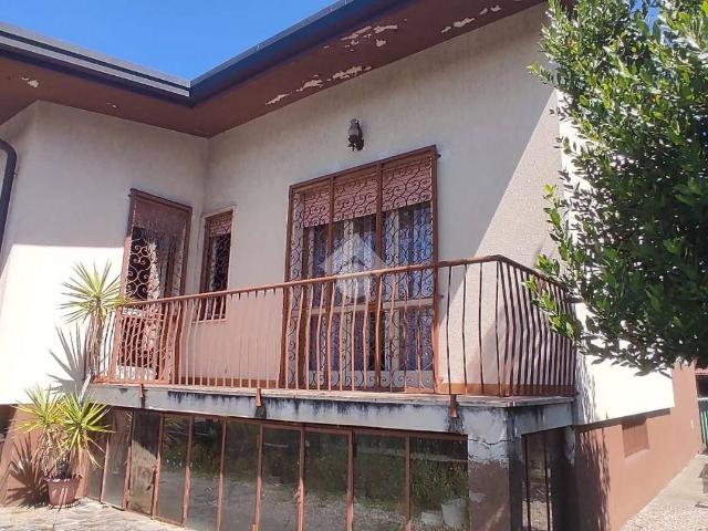 Villa Indipendente in vendita a Lonate Pozzolo, Lombardia