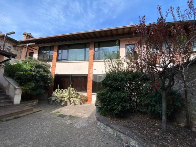 Villa Indipendente in vendita a Lonato, Lombardia