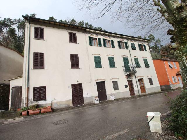 Villa Indipendente in vendita a Bagni Di Lucca Ponte, Toscana