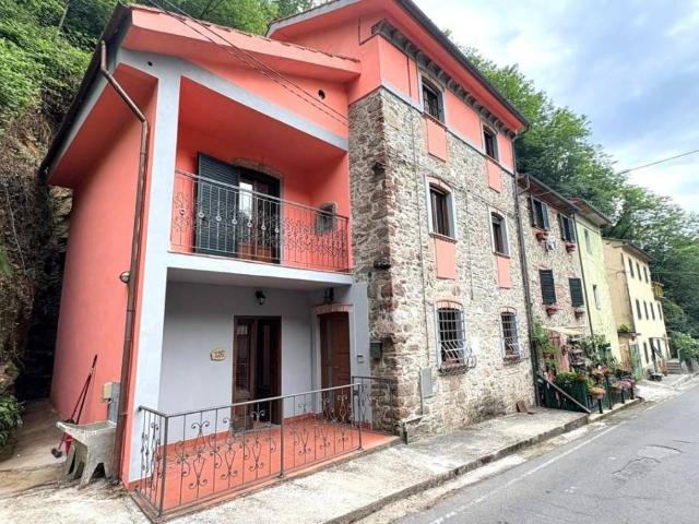 Villa Indipendente in vendita a Sant'Ilario di Brancoli, Bagni Di Lucca Ponte