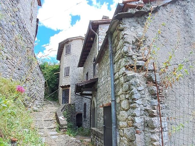 Villa Indipendente in vendita a Lucchio, Bagni di Lucca