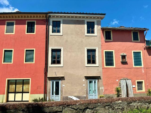 Villa Indipendente in vendita a Ponte San Pietro, Bagni Di Lucca Ponte
