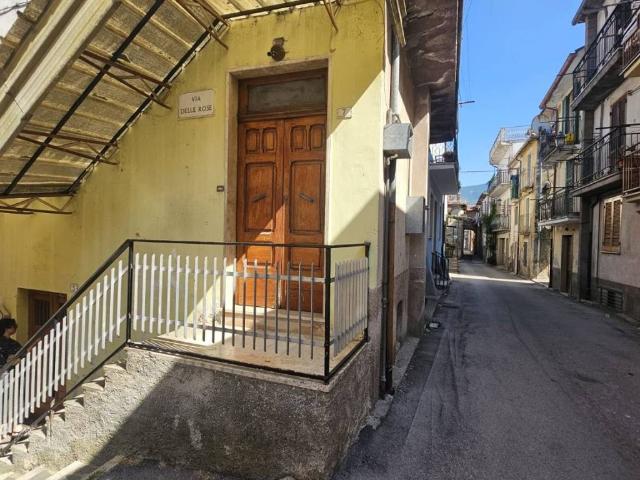 Villa Indipendente in vendita a Luco Dei Marsi, Abruzzo