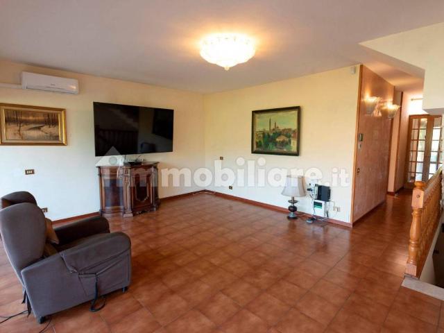 Villa Indipendente in vendita a Dogana, Luni
