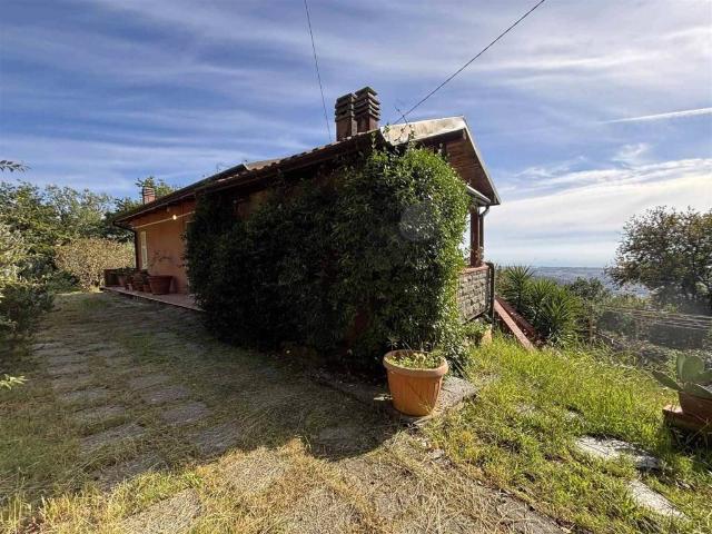 Villa Indipendente in vendita a Dogana, Luni