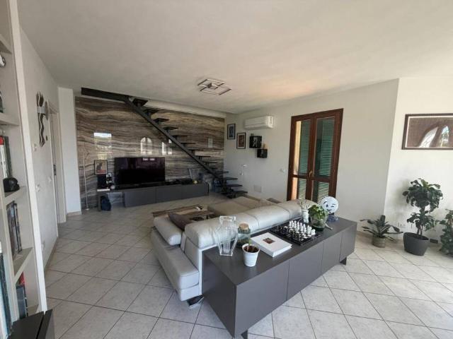 Villa Indipendente in vendita a Dogana, Luni