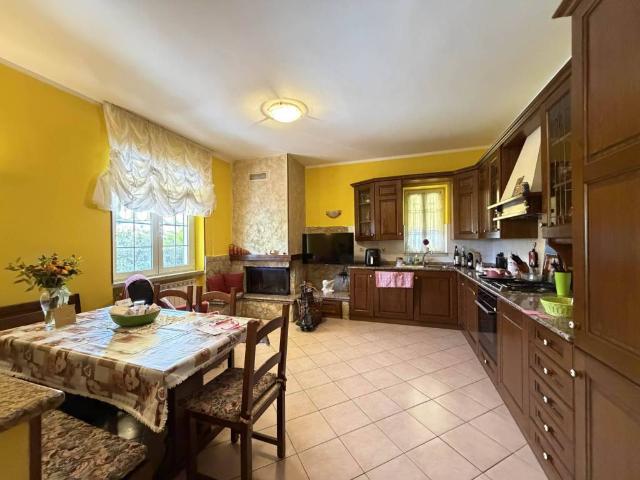 Villa Indipendente in vendita a Dogana, Luni