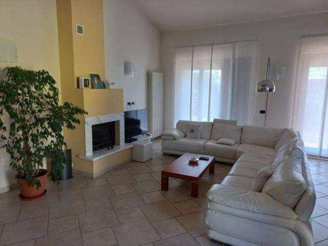 Villa Indipendente in vendita a Isola, Luni