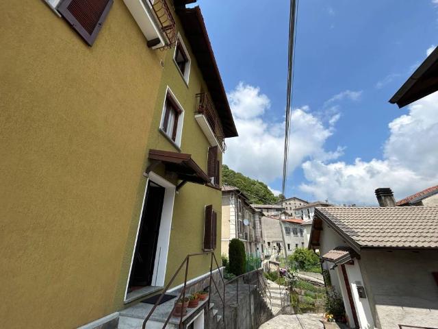 Villa Indipendente in vendita a Comunità Montana Valli del Verbano, Maccagno