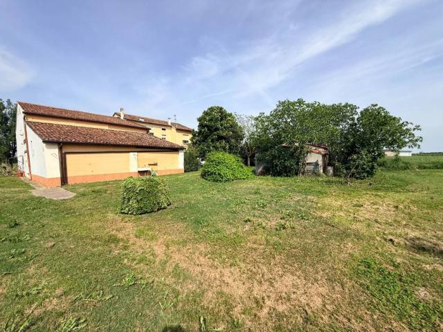Villa Indipendente in vendita a Magnacavallo, Lombardia