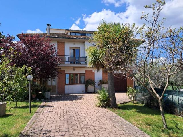 Villa Indipendente in vendita a Unione dei Comuni della Val Vibrata, Marche