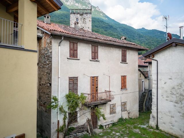 Villa Indipendente in vendita a Mandello Del Lario, Lombardia