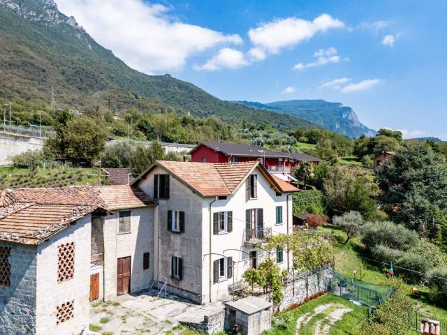 Villa Indipendente in vendita a Mandello Del Lario, Lombardia