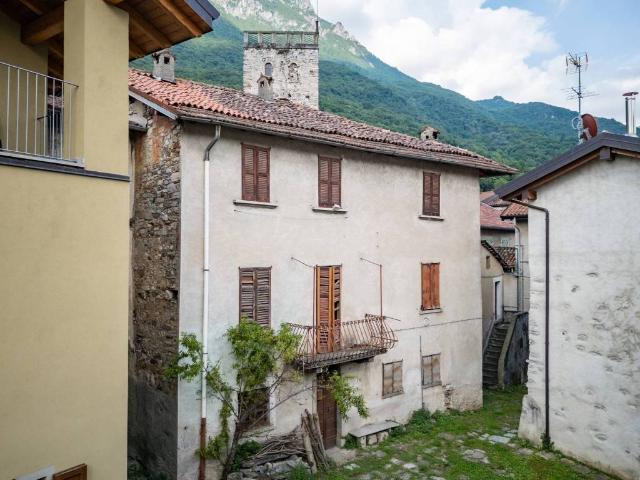 Villa Indipendente in vendita a Contrada Castello, Mandello del Lario