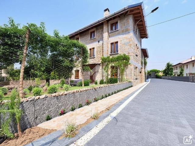 Villa Indipendente in vendita a Manzano, Friuli-Venezia Giulia