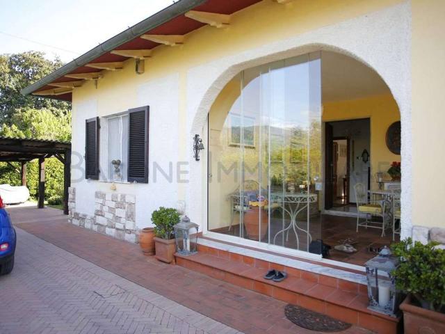 Villa Indipendente in vendita a Marina di Massa, Marina Di Massa