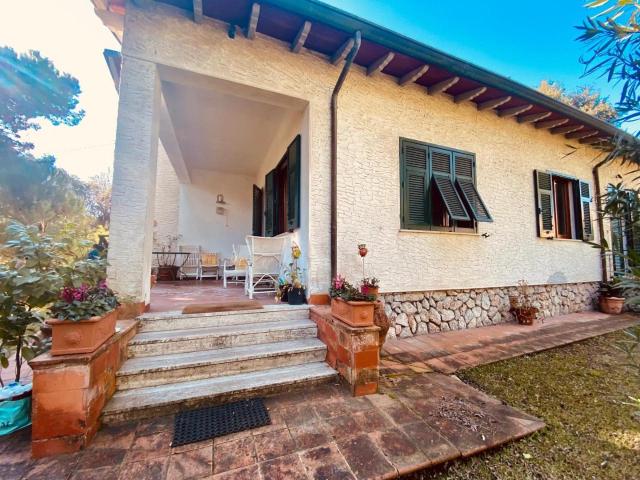 Villa Indipendente in vendita a Marina di Massa, Marina Di Massa