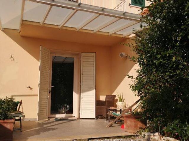 Villa Indipendente in vendita a Marina di Massa, Marina Di Massa