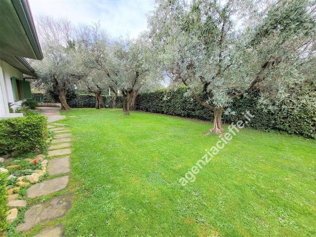 Villa Indipendente in vendita a Marina Di Massa, Toscana