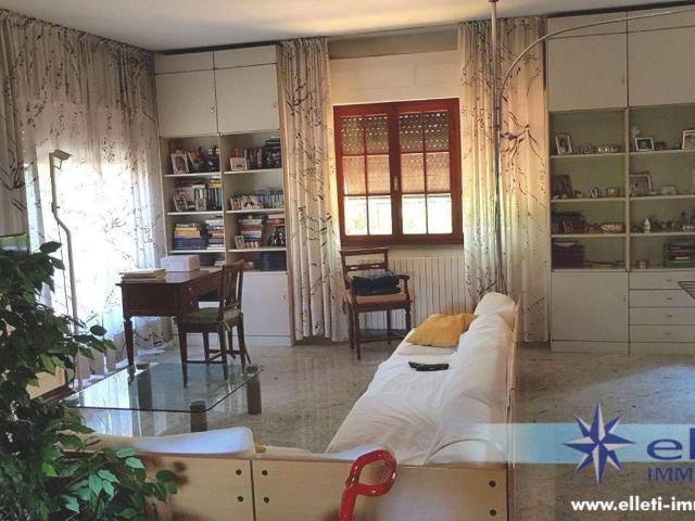 Villa Indipendente in vendita a Marina di Massa, Marina Di Massa