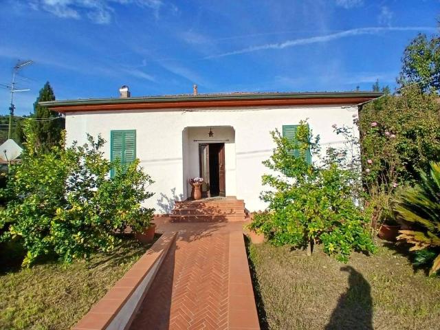 Villa Indipendente in vendita a Romagnano, Marina Di Massa