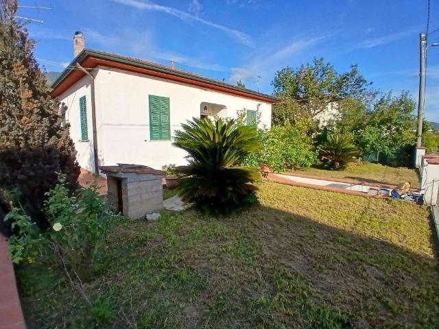 Villa Indipendente in vendita a Romagnano, Marina Di Massa