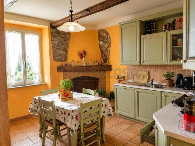 Villa Indipendente in vendita a Castagnola, Marina Di Massa
