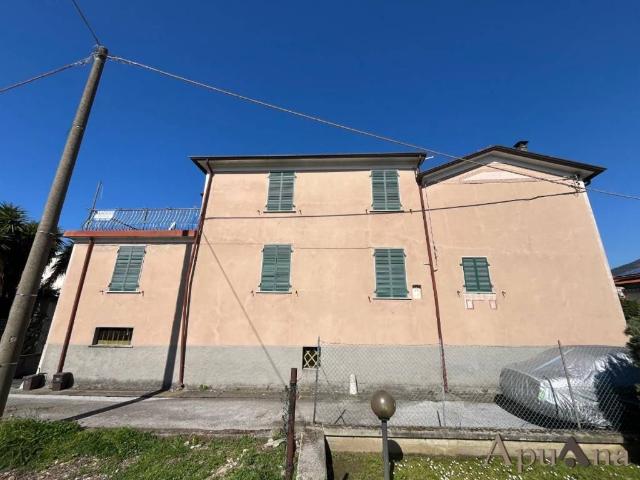 Villa Indipendente in vendita a Marina Di Massa, Toscana