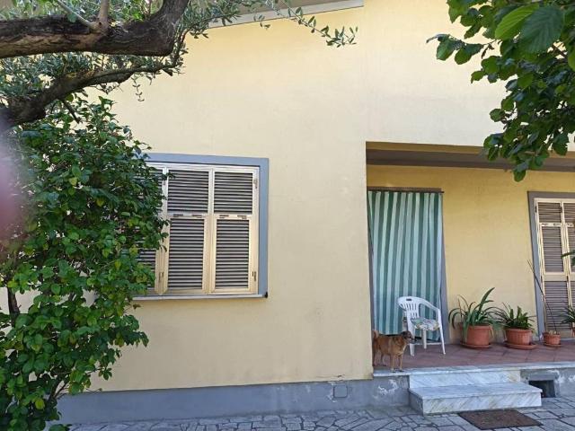 Villa Indipendente in vendita a Marina di Massa, Marina Di Massa