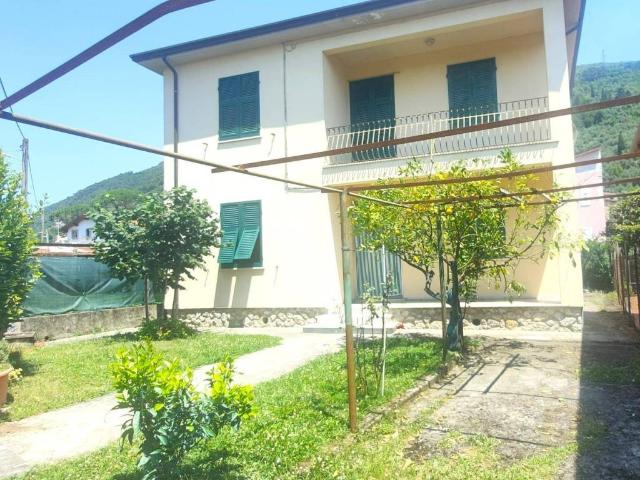 Villa Indipendente in vendita a Marina Di Massa, Toscana
