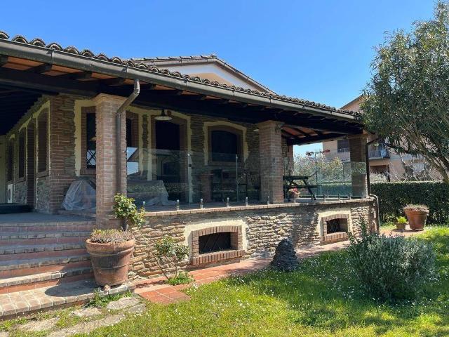 Villa Indipendente in vendita a Marina Di Massa, Toscana