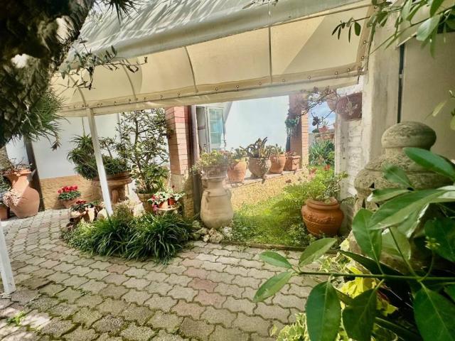 Villa Indipendente in vendita a Romagnano, Marina Di Massa