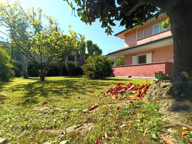 Villa Indipendente in vendita a Marina di Massa, Marina Di Massa