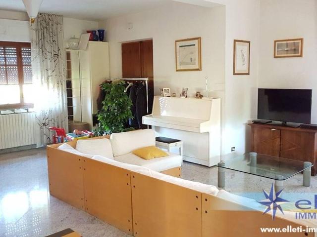 Villa Indipendente in vendita a Marina di Massa, Marina Di Massa