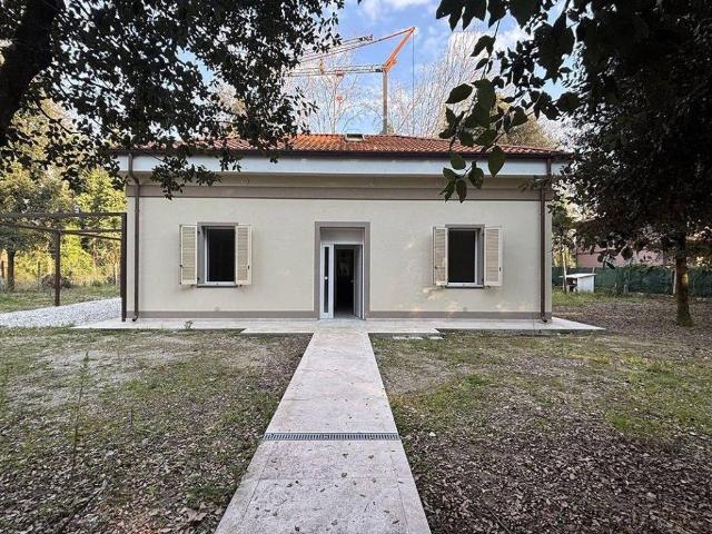 Villa Indipendente in vendita a Ronchi, Marina Di Massa