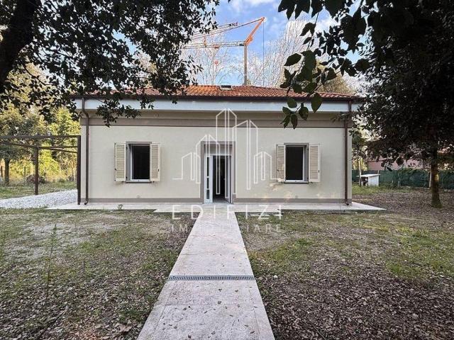 Villa Indipendente in vendita a Ronchi, Marina Di Massa
