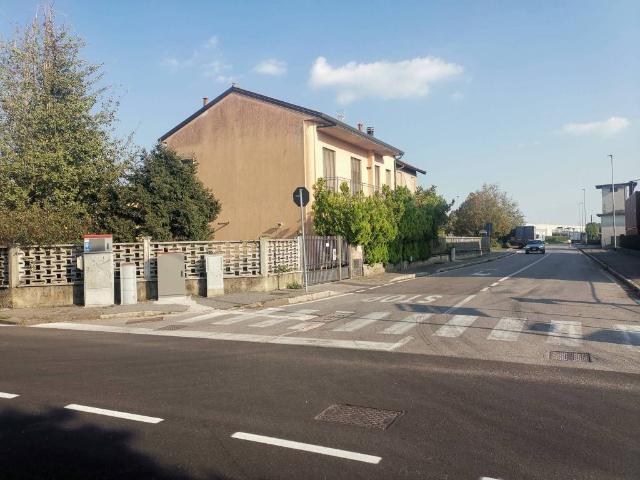 Villa Indipendente in vendita a Melzo, Lombardia