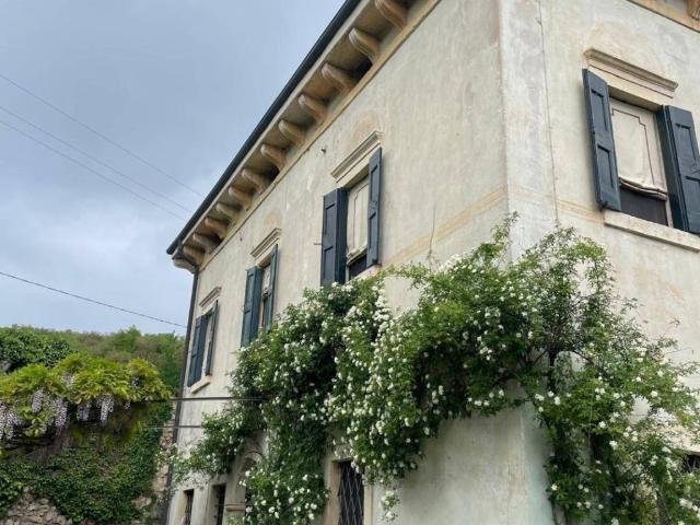 Villa Indipendente in vendita a Mezzane Di Sotto, Veneto