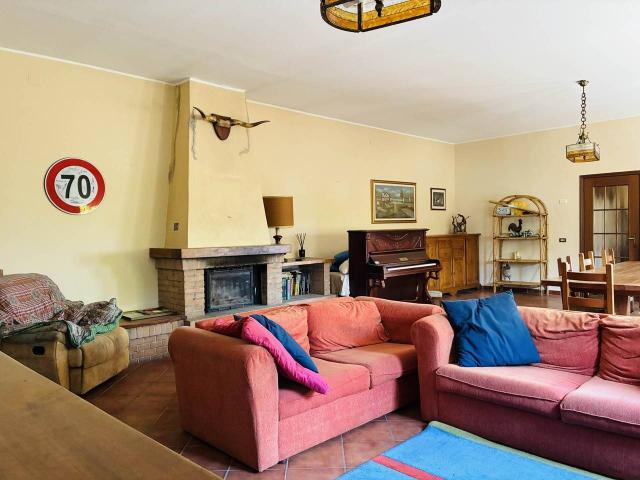 Villa Indipendente in vendita a Moglia, Lombardia