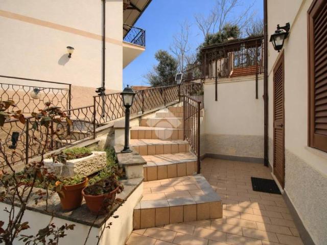 Villa Indipendente in vendita a Mompeo, Lazio