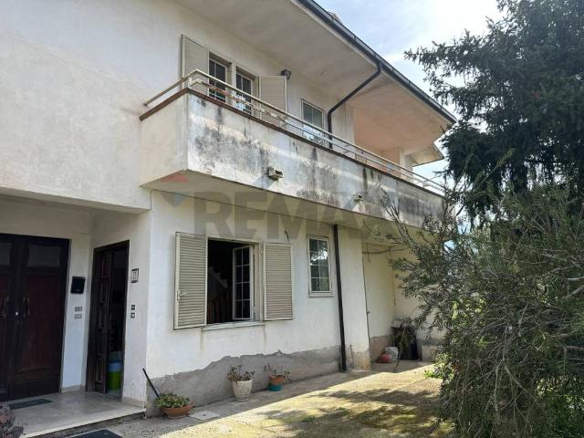 Villa Indipendente in vendita a Montaquila, Molise