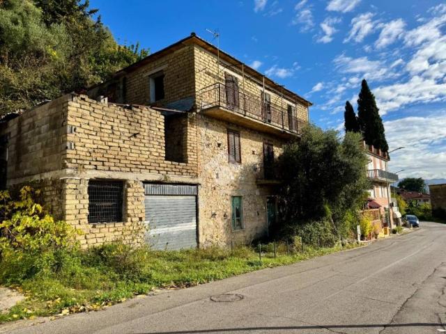 Villa Indipendente in vendita a Monte San Biagio, Lazio
