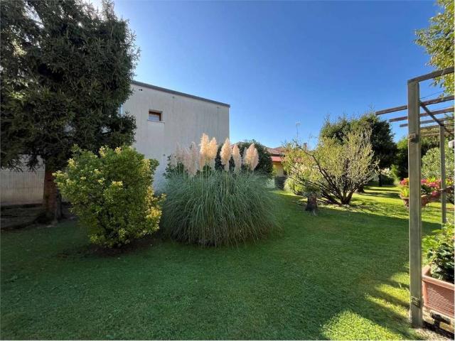 Villa Indipendente in vendita a Montebelluna, Veneto