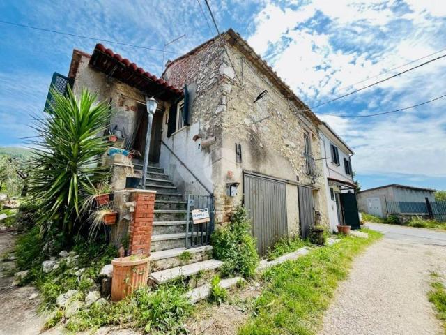 Villa Indipendente in vendita a Montebuono, Lazio