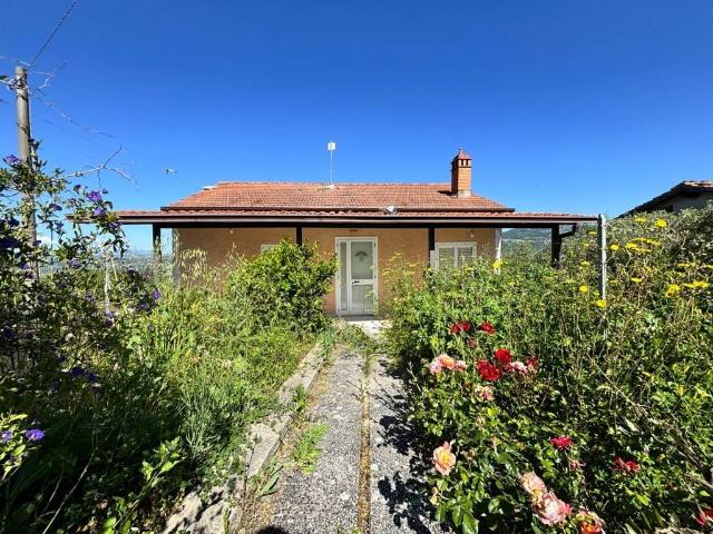 Villa Indipendente in vendita a Montecalvo Irpino, Campania