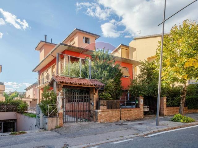 Villa Indipendente in vendita a Montecatini Terme, Pistoia